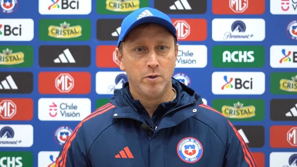 Luis Mena destaca el inicio del trabajo en cancha con La Roja Femenina: "Debutar ante Brasil es un buen inicio para cualquiera"