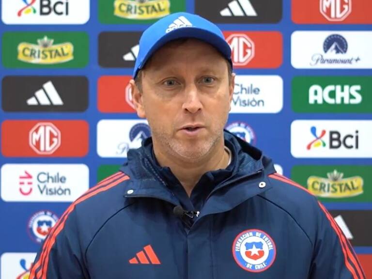 Luis Mena destaca el inicio del trabajo en cancha con La Roja Femenina: "Debutar ante Brasil es un buen inicio para cualquiera"