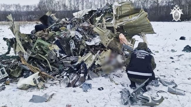 Parte de los restos del avión ruso IL-76 derribado en la región de Belgorod, tras un ataque con misiles por parte de Ucrania.