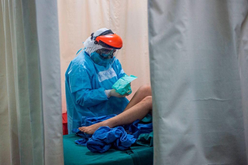 Personal sanitario asiste a un pacientes en un hospital de Perú