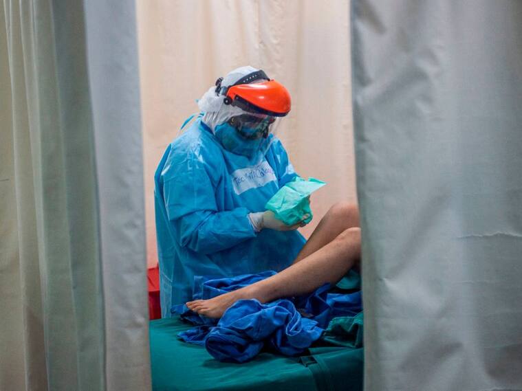 Personal sanitario asiste a un pacientes en un hospital de Perú