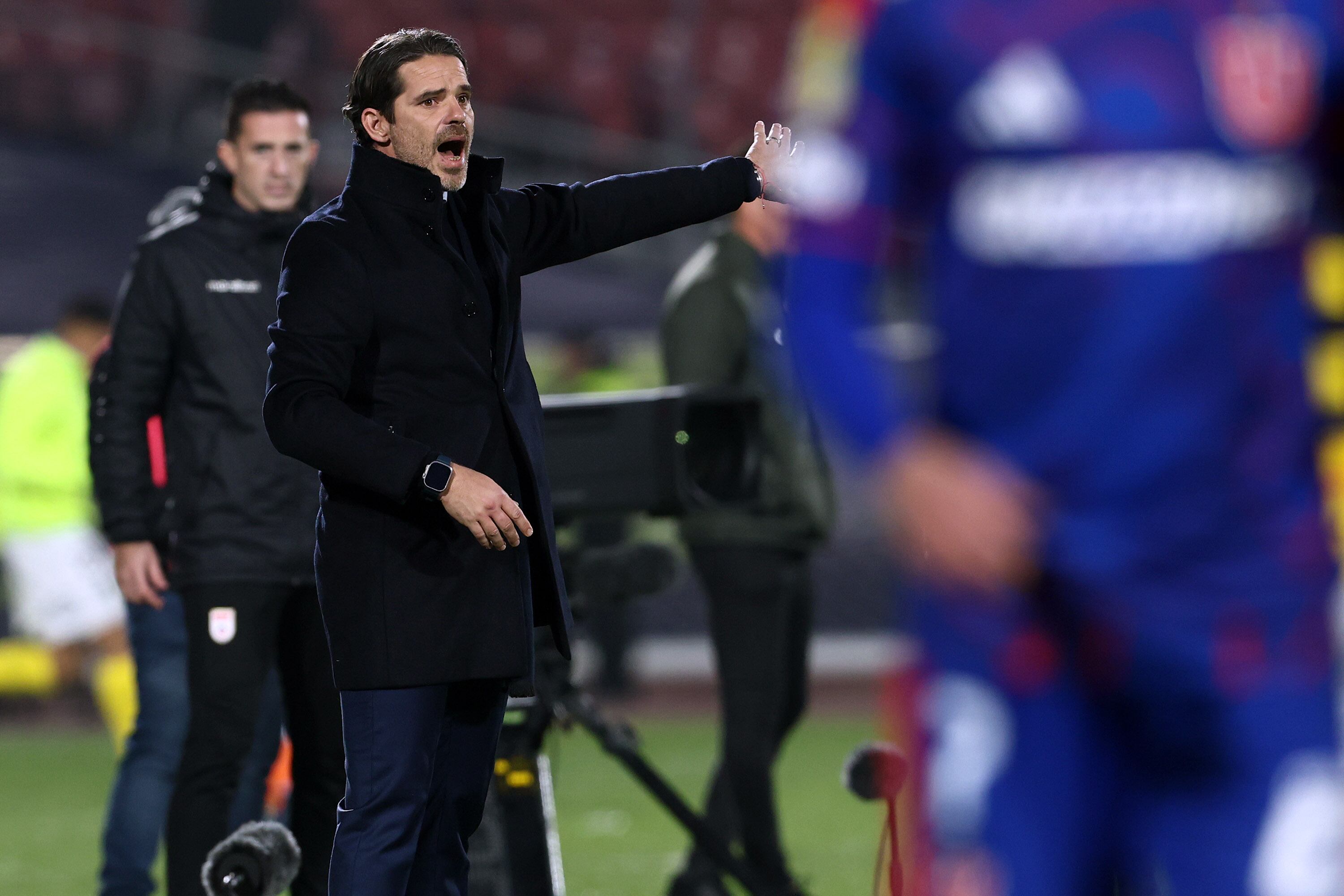 18 DE JUNIO DE 2026, SANTIAGO
Fernando Gago, DT de Universidad de Chile dando instrucciones Durante el partido, válido por decimotercera fecha de la Liga de Primera, entre Universidad de Chile y O´higgins, disputado en el estadio Nacional
FOTO: ERNESTO GUEVARA/ AGENCIA UNO