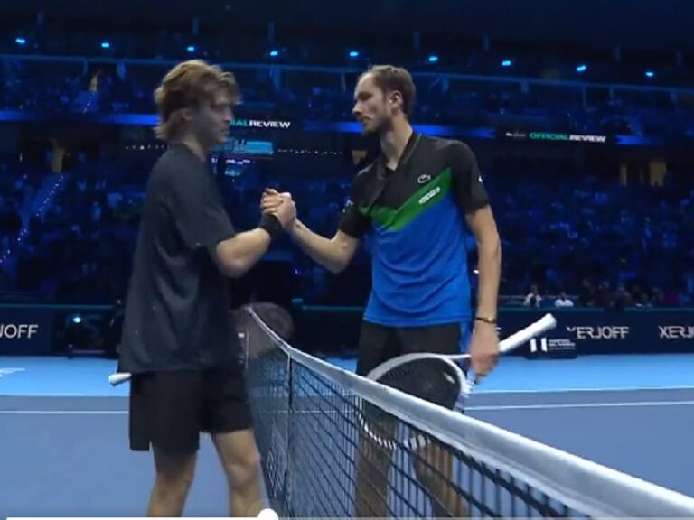 Daniil Medvedev barrió con Andrey Rublev en el fase de grupos del ATP Finals