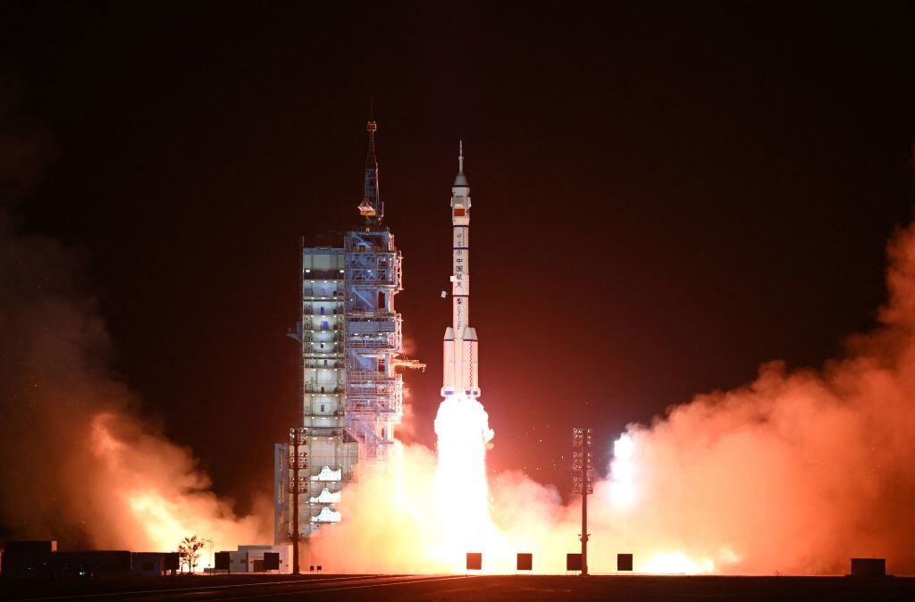 El lanzamiento de Shenzhou-15 con tres astronautas desde China