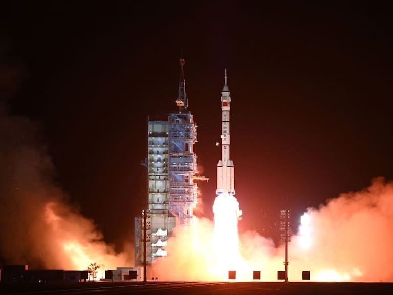 El lanzamiento de Shenzhou-15 con tres astronautas desde China