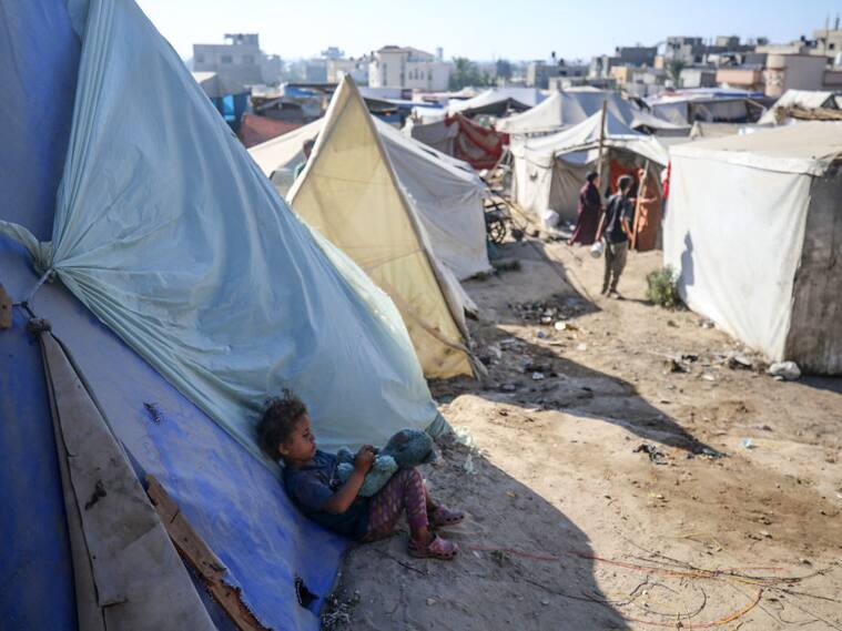 Un niño palestino desplazado sobrevive en un campamento en la Franja de Gaza, en medio de los ataques militares de Israel.