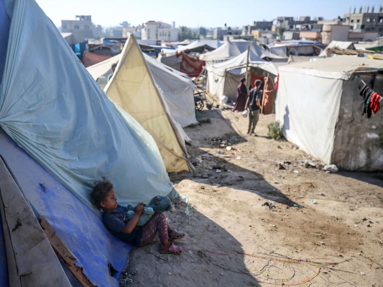 Un niño palestino desplazado sobrevive en un campamento en la Franja de Gaza, en medio de los ataques militares de Israel.