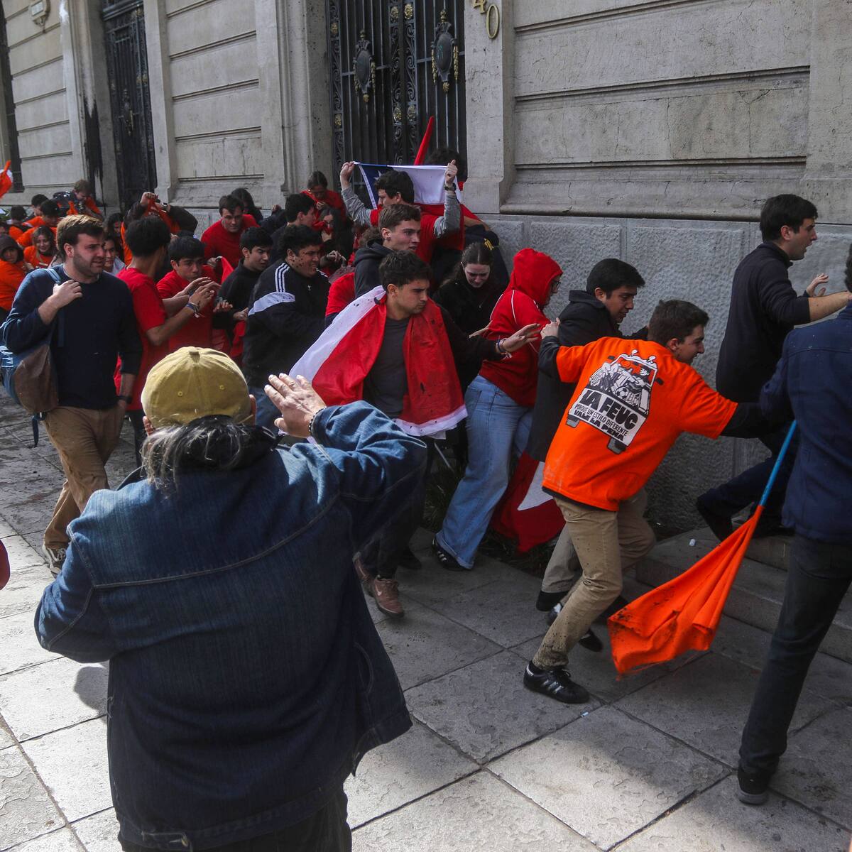 Estudiantes de Solidaridad UC presentarán querella por agresiones durante marcha convocada por la Confech