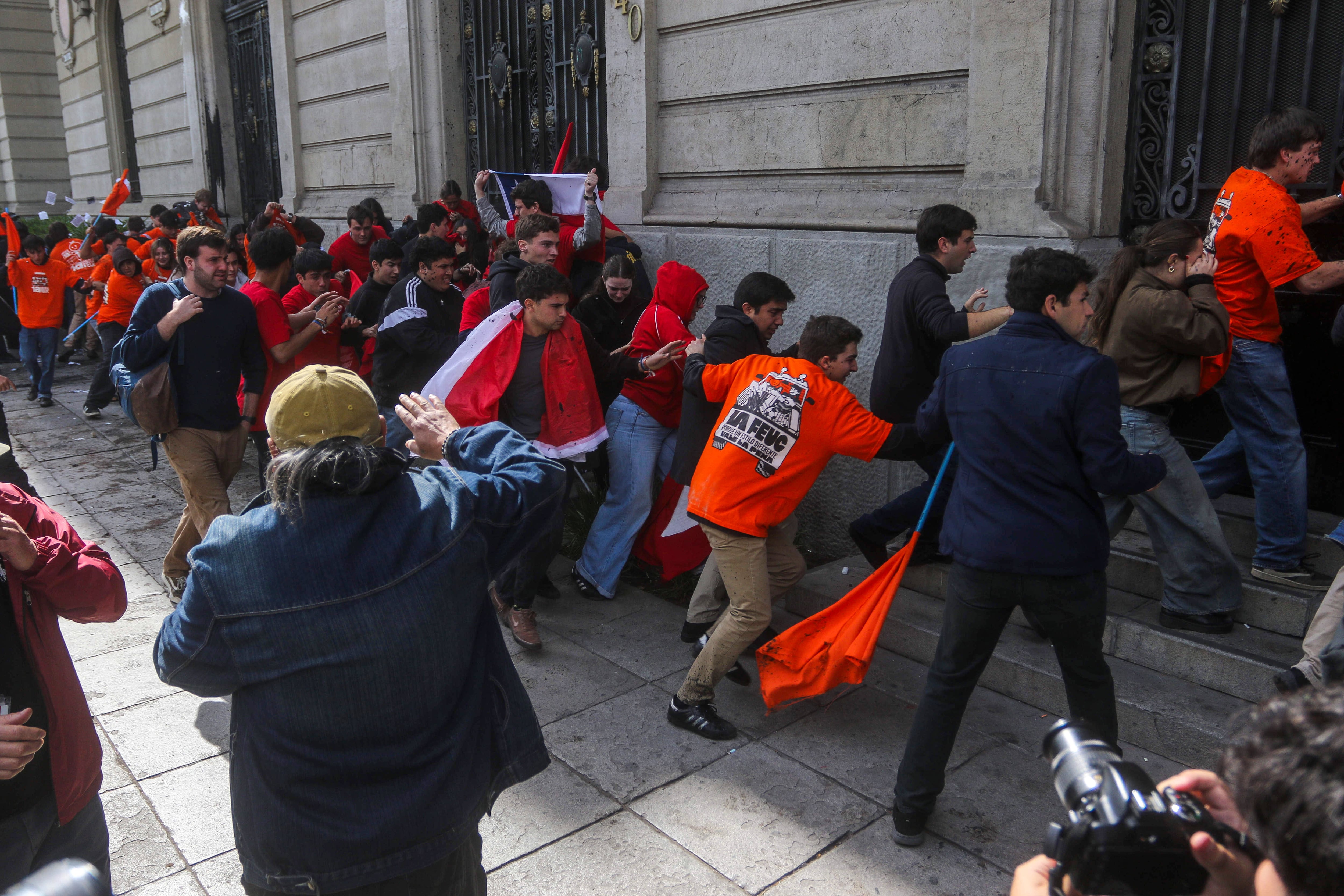 Estudiantes de Solidaridad UC presentarán querella por agresiones durante marcha convocada por la Confech