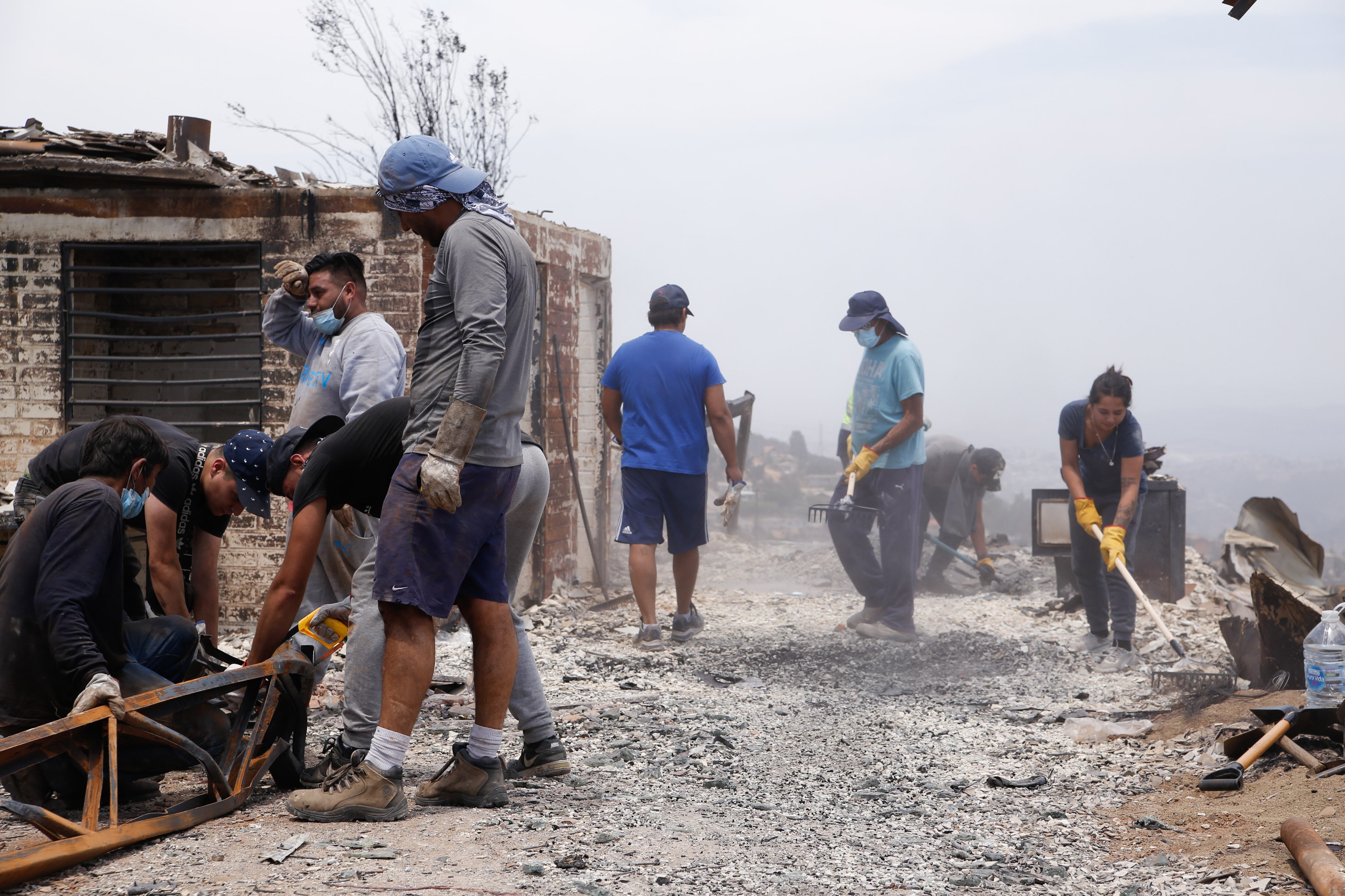 Agencia Uno | Voluntarios y vecinos efectúan labores de levantamiento de escombros en Viña del Mar