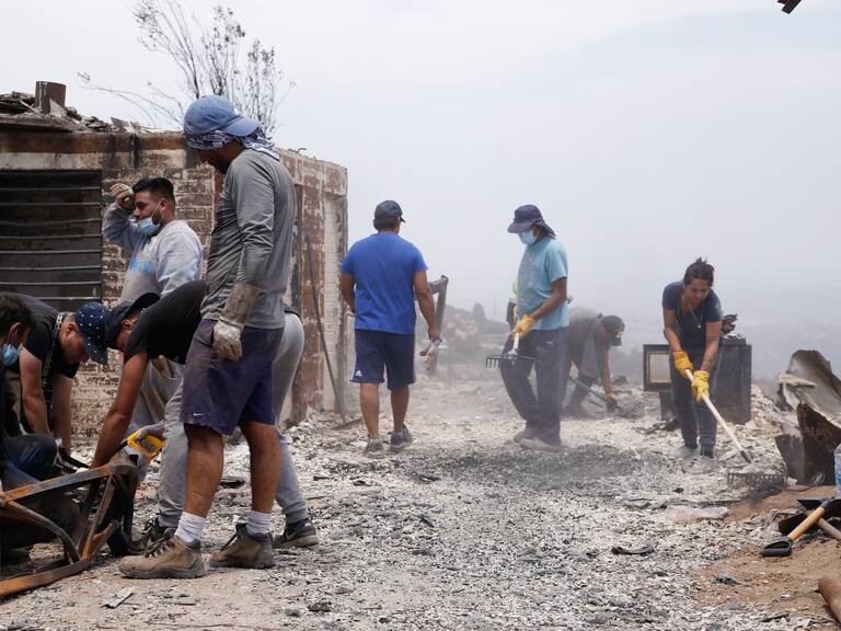 Agencia Uno | Voluntarios y vecinos efectúan labores de levantamiento de escombros en Viña del Mar