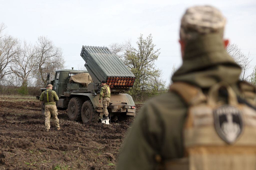 Militares de Ucrania disparan un múltiple lanza misiles en el Donetsk