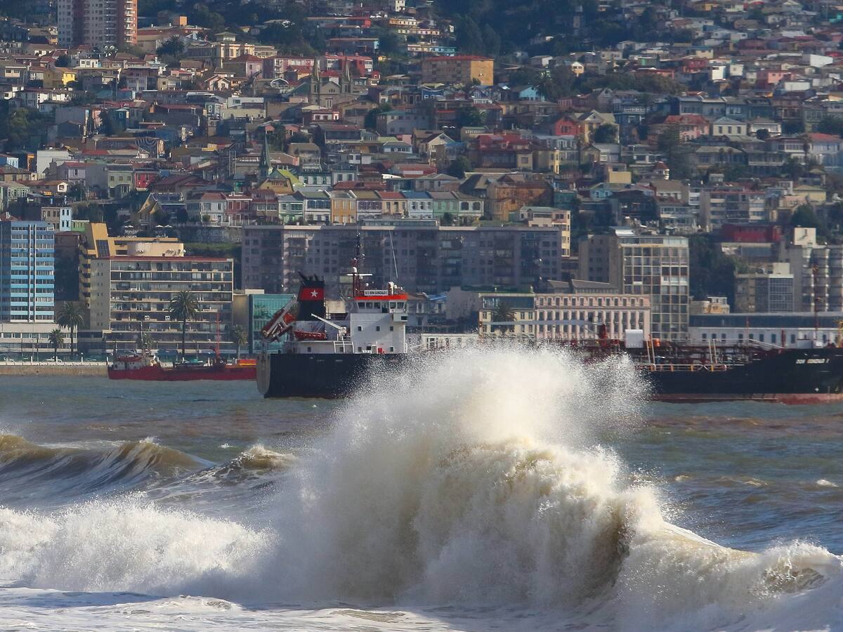 Centro Meteorológico Marítimo de Valparaíso: “Se prevé para mañana una disminución del oleaje (...) no debería influir en los fuegos artificiales”