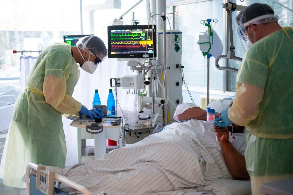 Médico atiende a paciente internado en la UCI de un hospital de Frisinga