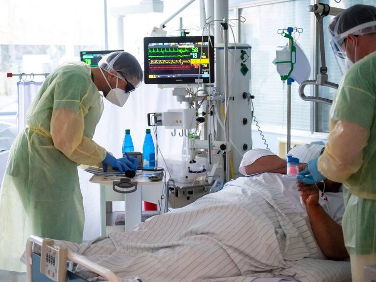 Médico atiende a paciente internado en la UCI de un hospital de Frisinga