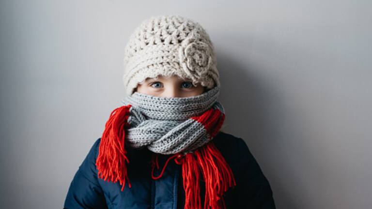 Pediatra nos enseña cómo abrigar a los niños en este invierno: “Es importante el uso de cuellos de polar”