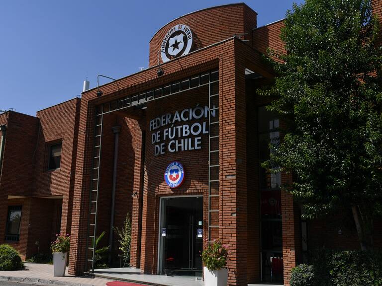 14 DE FEBRERO DE 2024/SANTIAGO
Sede ANFP durante la Asamblea Extraordinaria del Consejo de Presidentes para abordar la convocatoria a paro realizada por el Sindicato de Futbolistas Profesionales de Chile (Sifup).
FOTO: OSCAR GUERRA / AGENCIAUNO
