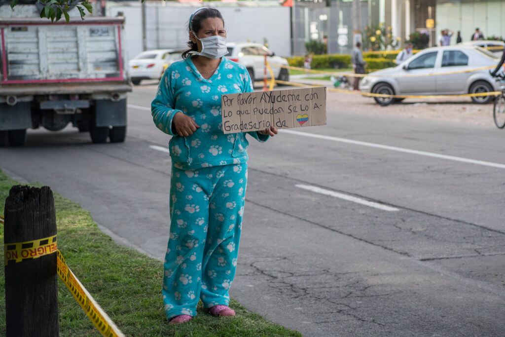 Una inmigrante pide ayuda en Bogotá