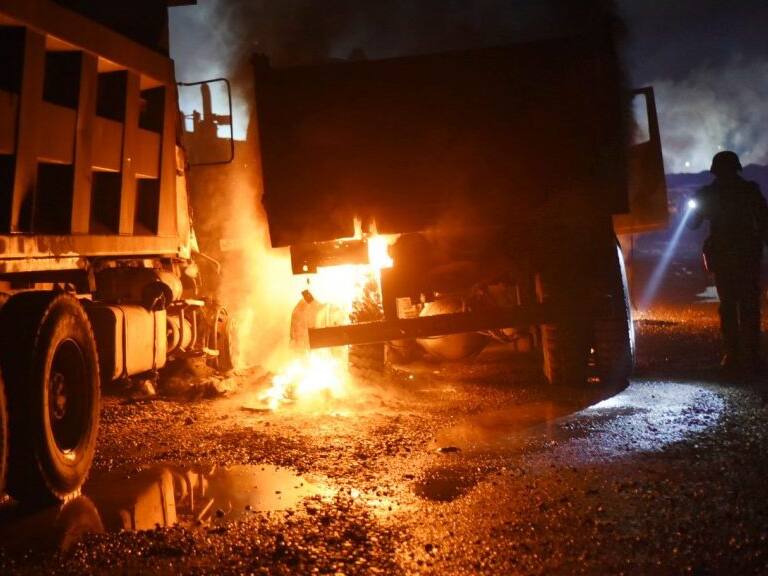 05 DE AGOSTO DE 2020 / PADRE DE LAS CASASSe registra un ataque incendiario a cerca de 15 camiones y maquinaria a empresas en la región de la Araucanía. Además se informan cortes de caminos lo que dificulta la llegada de bomberos. Noticia en desarrollo 
FOTO: MARCO MALDONADO /AGENCIAUNO