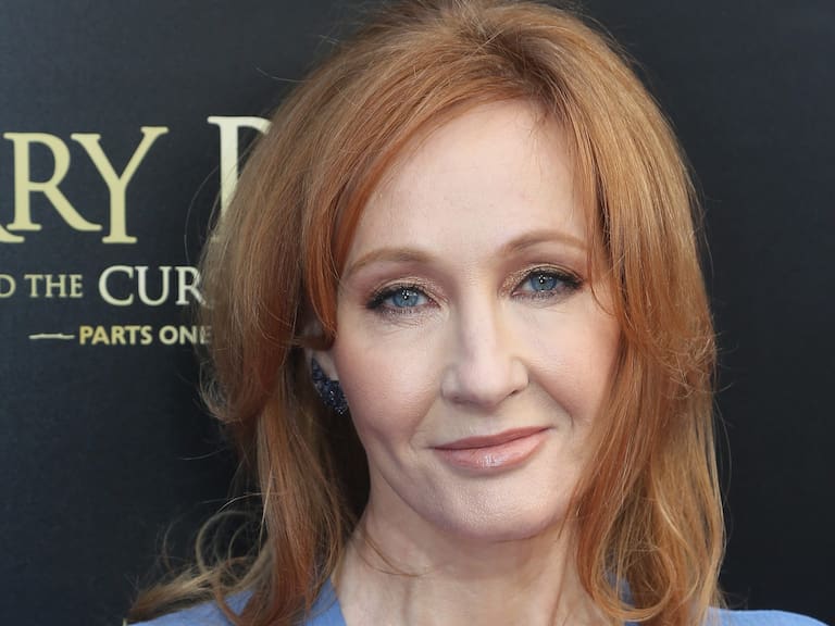 J.K. Rowling mantiene su postura contra los trans: Ahora comparó el tratamiento hormonal con los antidepresivos