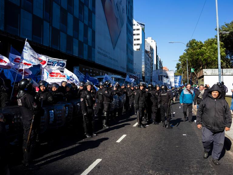 Nueva ola de protestas contra Milei: Sindicatos y organizaciones realizan masivas manifestaciones en Argentina