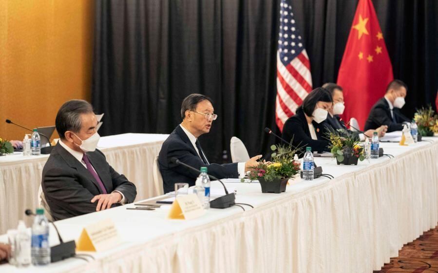 Funcionario chino dialoga con la delegación de EEUU en Alaska