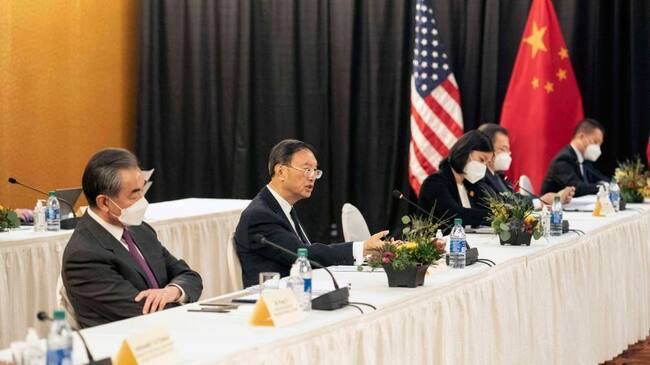 Funcionario chino dialoga con la delegación de EEUU en Alaska