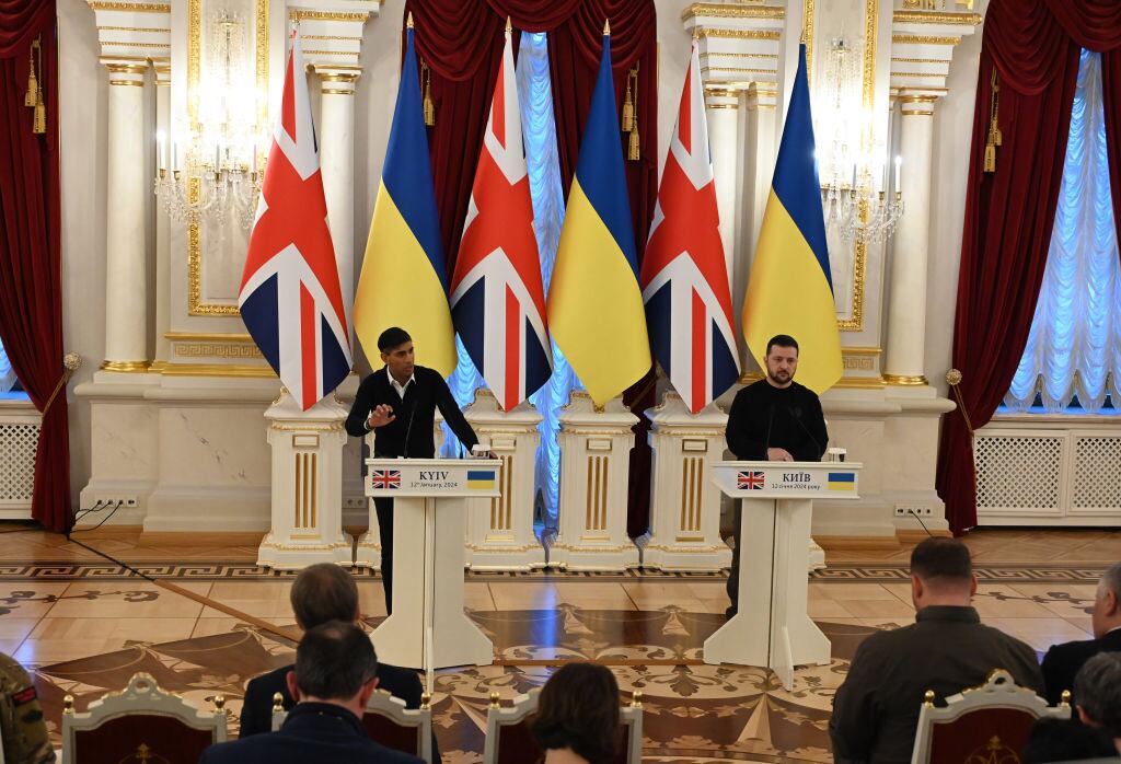 El primer ministro del Reino Unido, Rishi Sunak, atiende a los medios de comunicación en Kiev junto al presidente de Ucrania, Volodimir Zelenski.