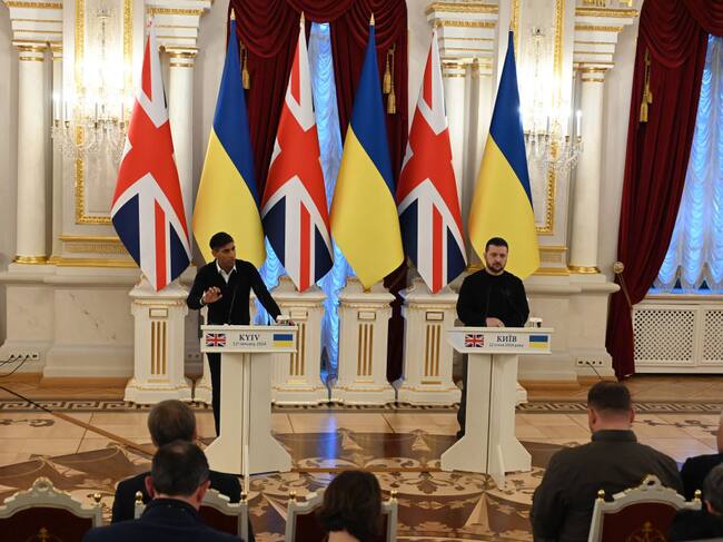 El primer ministro del Reino Unido, Rishi Sunak, atiende a los medios de comunicación en Kiev junto al presidente de Ucrania, Volodimir Zelenski.
