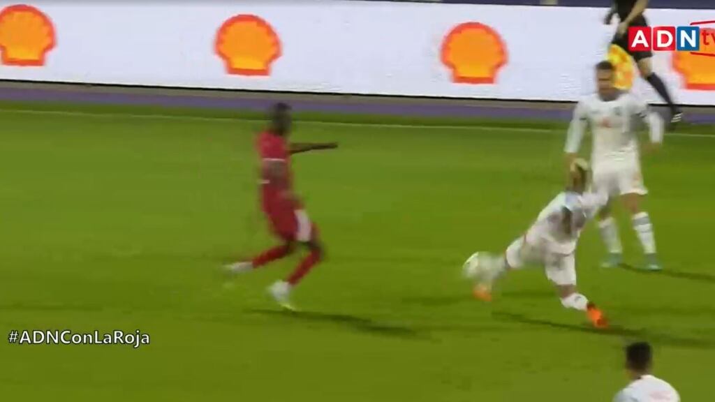 Los errores defensivos en Chile que propiciaron los goles de Qatar