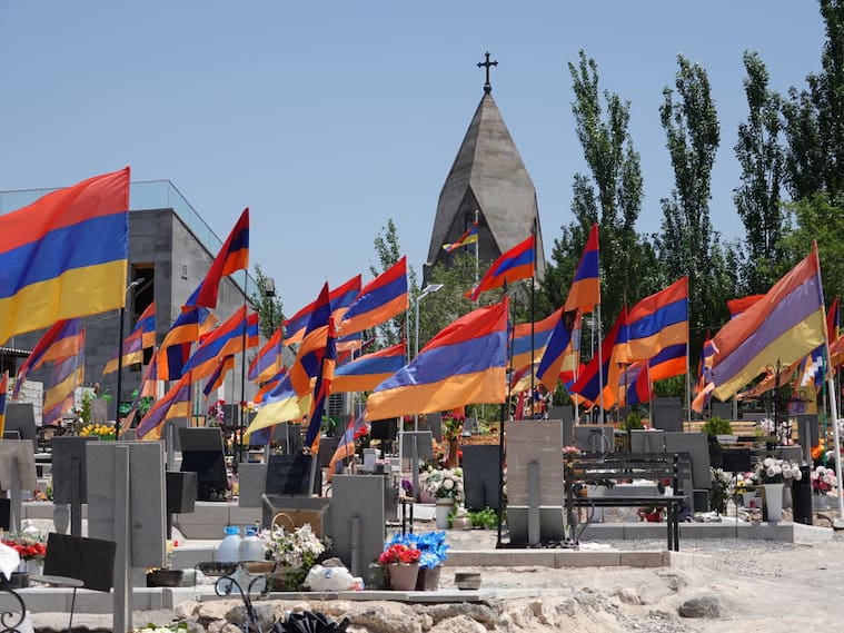 Tumbas de soldados armenios muertos en la zona de Nagorno Karabaj