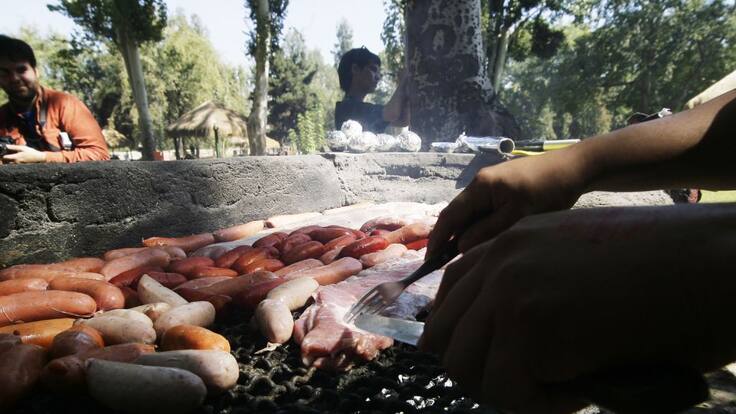 Nunca puede faltar en Fiestas Patrias: ¿Qué carbón conviene para parrilla y cómo encender el fuego?