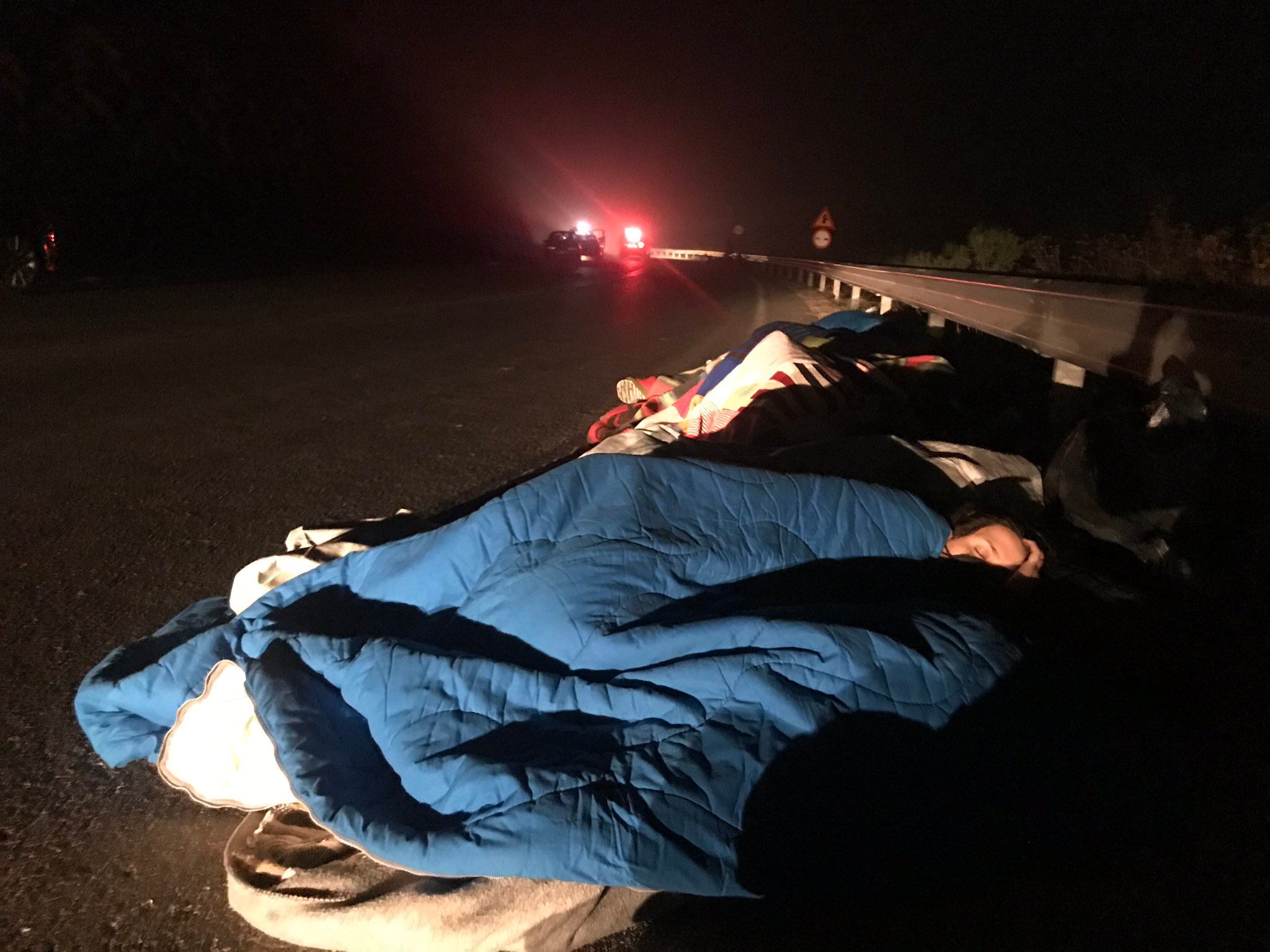 Refugiados duermen en las rutas tras incendios en Lesbos