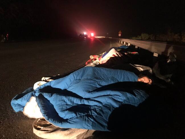 Refugiados duermen en las rutas tras incendios en Lesbos