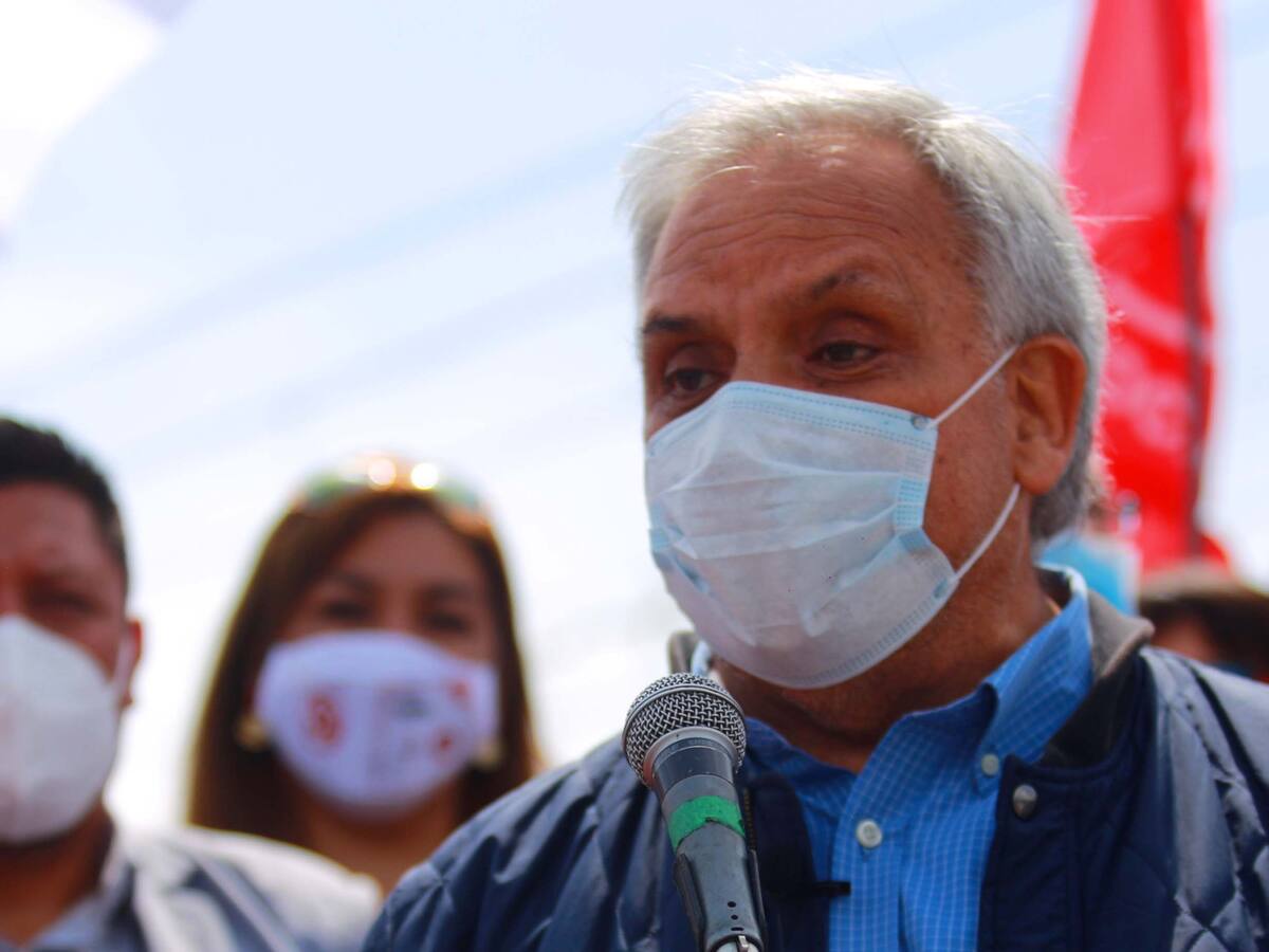 Exministro de Salud, Álvaro Erazo: Si no hay «disposición, actitud y modificaciones en la estrategia del gobierno, van a seguir aumentando los casos de Covid-19»