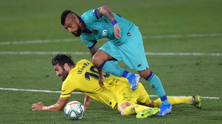 VILLAREAL, SPAIN - JULY 05: Arturo Vidal of Barcelona and Vicente Iborra of Villarreal clash during the Liga match between Villarreal CF and FC Barcelona at Estadio de la Ceramica on July 05, 2020 in Villareal, Spain. (Photo by Alex Caparros/Getty Images)