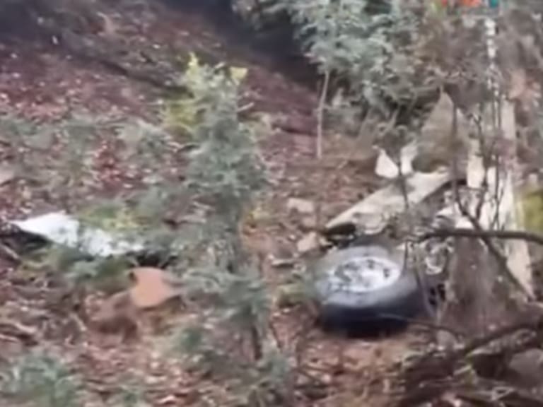 Impactantes registros: imágenes muestran el momento en que motoqueros dieron con los restos de avioneta en Curacaví