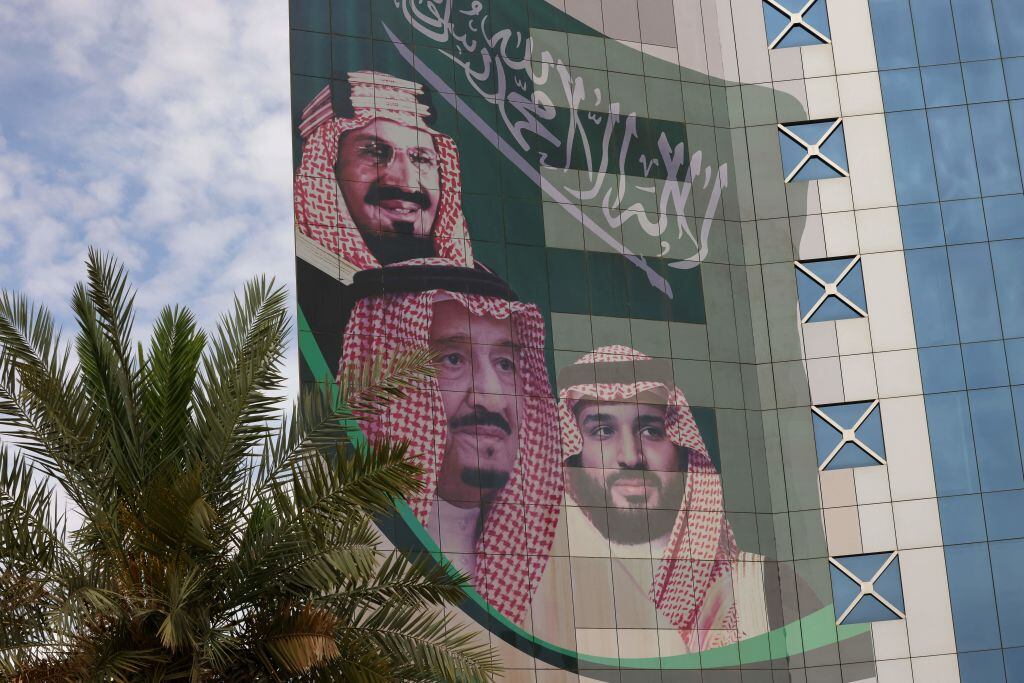 Imagen del rey saudí Salman bin Abdulaziz en un hotel de lujo en Riad