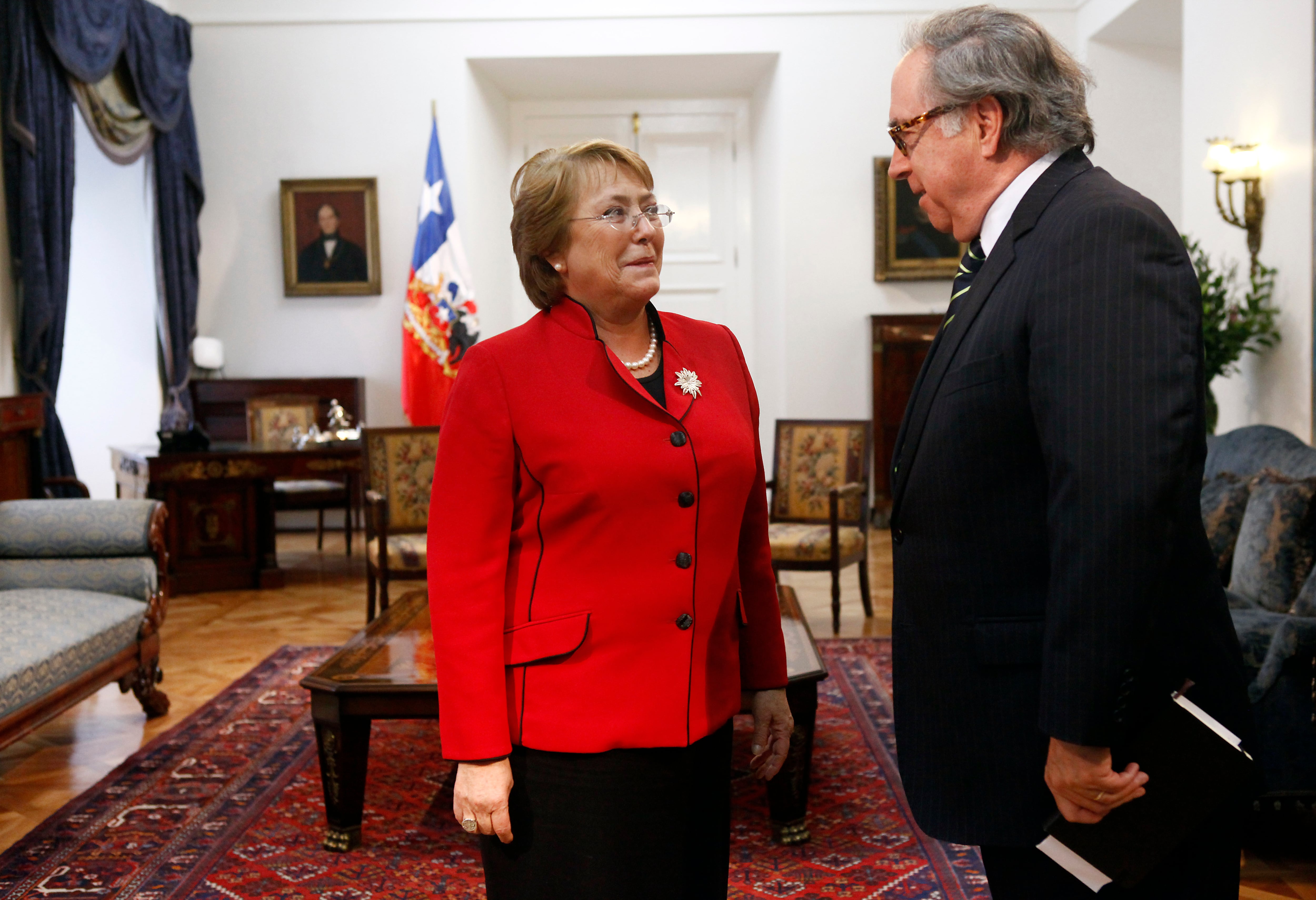 30 Abril de 2014/SANTIAGO
La Presidenta de la Repblica, Michelle Bachelet (i), durante una reunin en el saln de audiencias del Palacio de La Moneda, con el ex-canciller y futuro embajador de Chile en Estados Unidos, Juan Gabriel Valds (d).
FOTO: SEBASTIçN RODRêGUEZ/AGENCIAUNO