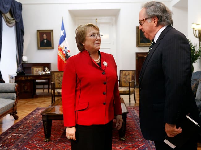 30 Abril de 2014/SANTIAGO
La Presidenta de la Repblica, Michelle Bachelet (i), durante una reunin en el saln de audiencias del Palacio de La Moneda, con el ex-canciller y futuro embajador de Chile en Estados Unidos, Juan Gabriel Valds (d).
FOTO: SEBASTIçN RODRêGUEZ/AGENCIAUNO