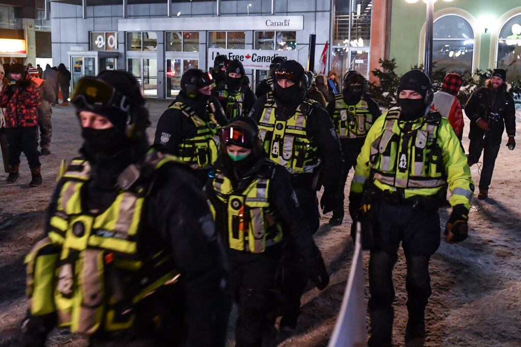 Policías se despliegan en Ottawa ante las manifestaciones de antivacunas