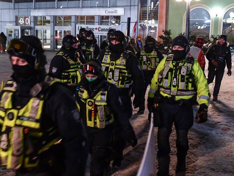 Policías se despliegan en Ottawa ante las manifestaciones de antivacunas