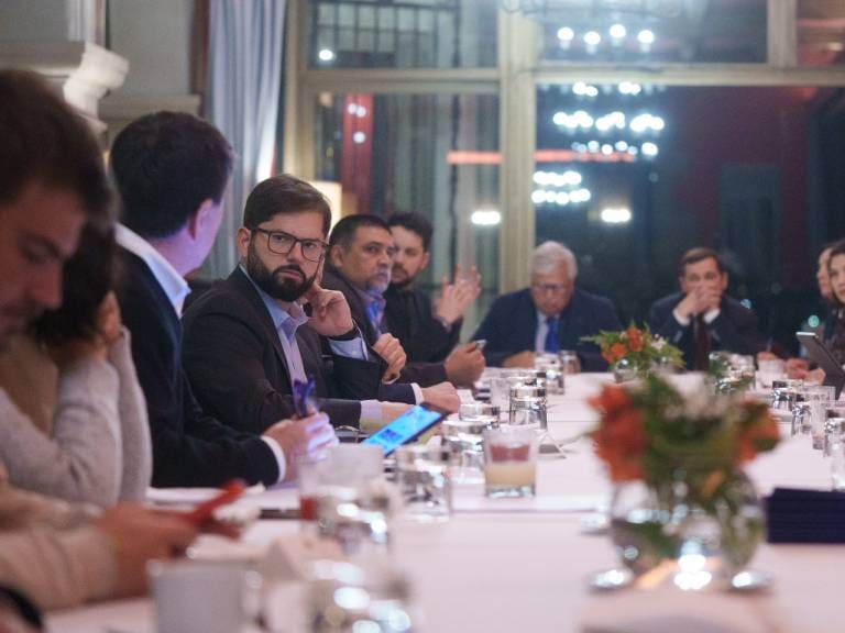 En previa a su viaje a la Araucanía: Presidente Boric se reúne con parlamentarios de la macrozona sur