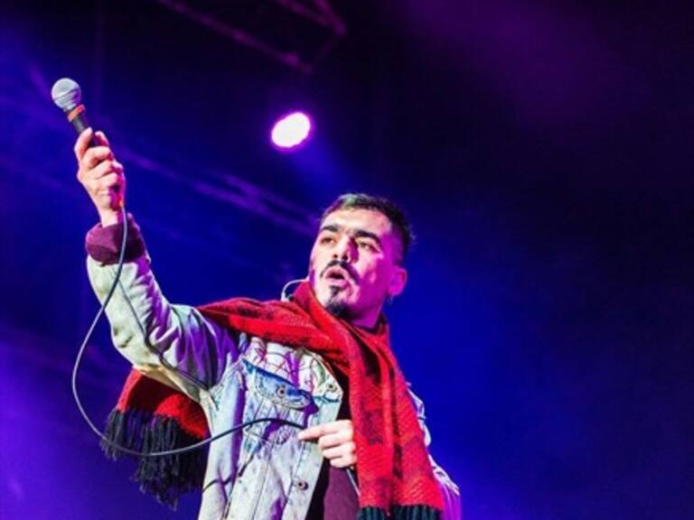 Cantante de Villa Cariño recibió camiseta dedicada por Esteban Paredes para su cumpleaños