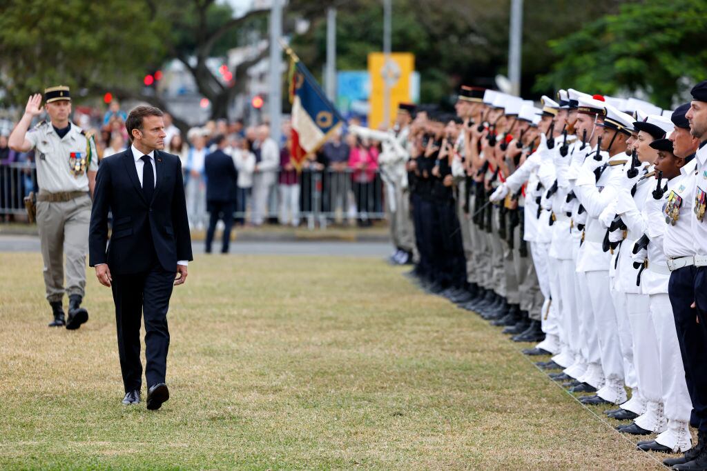 El presidente de Francia, Emmanuel Macron, revisa a las tropas en su visita a Noumea, la capital del territorio de ultramar Nueva Caledonia.