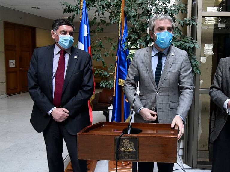 23 DE JULIO 2020 / VALPARAISOLos ministros Claudio Alvarado , Gonzalo Blumel , Ignacio Briones ,al termino de la votación del proyecto del retiro hasta el 10% de sus ahorros previsionales para enfrentar la crisis económica derivada por la pandemia del nuevo coronavirus COVID-1
FOTO: PABLO OVALLE ISASMENDI / AGENCIAUNO