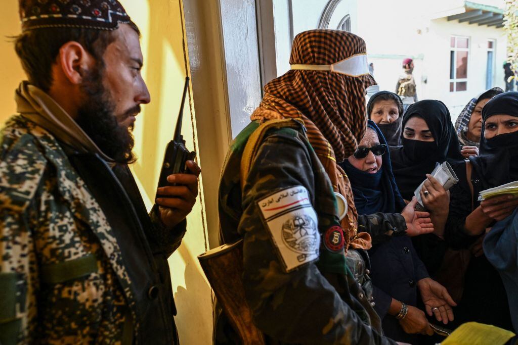 Milicianos talibanes entregan ayuda humanitarios en alimentos