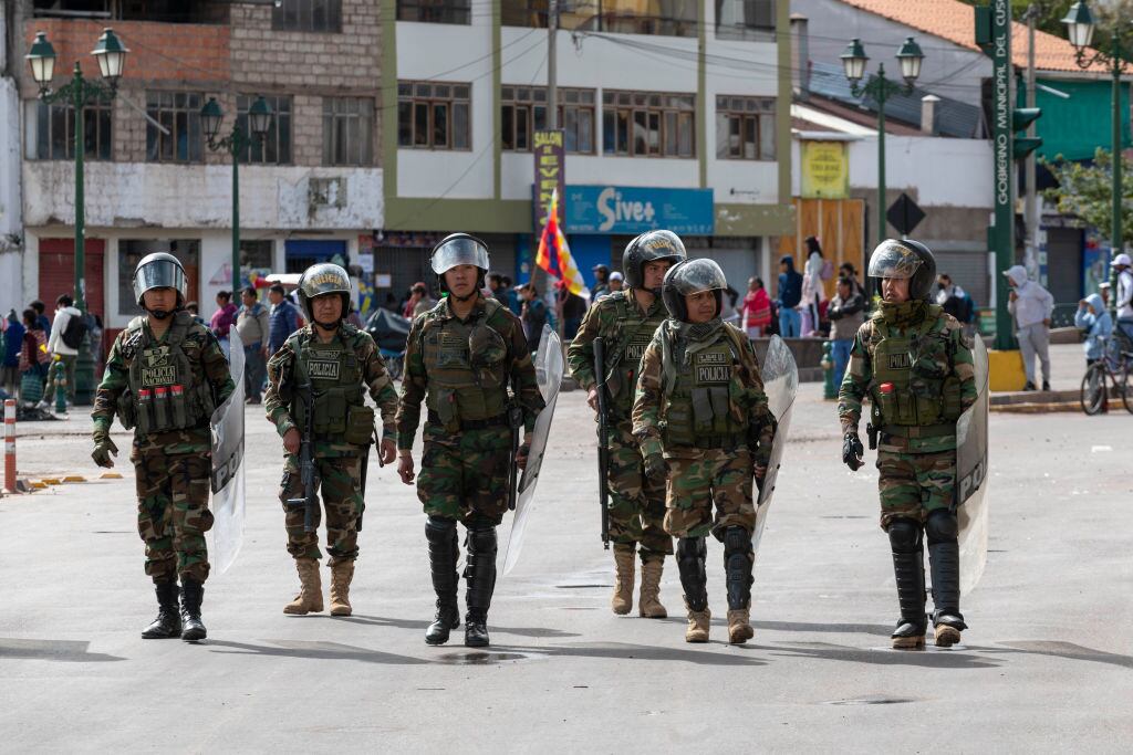Militares del Perú avanzan por las calles del Cusco ante las protestas