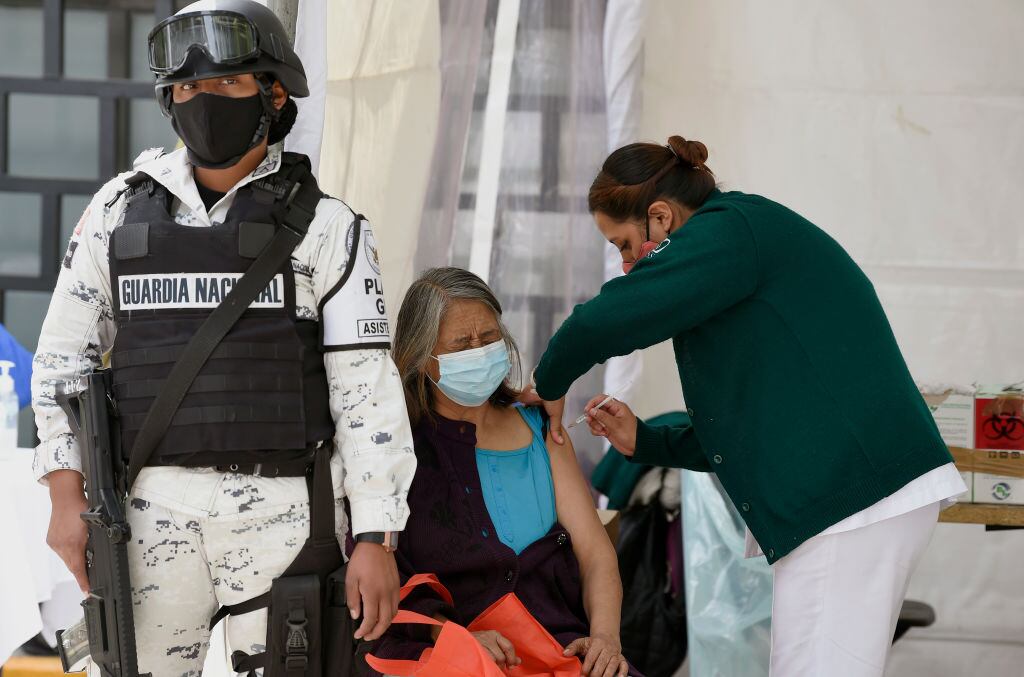 Una mujer recibe su vacuna contra el Covid-19 en México