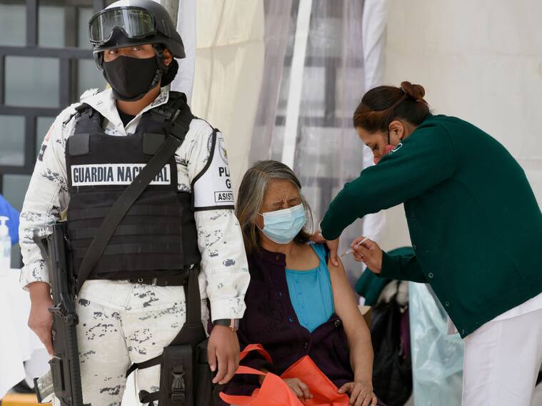 Una mujer recibe su vacuna contra el Covid-19 en México